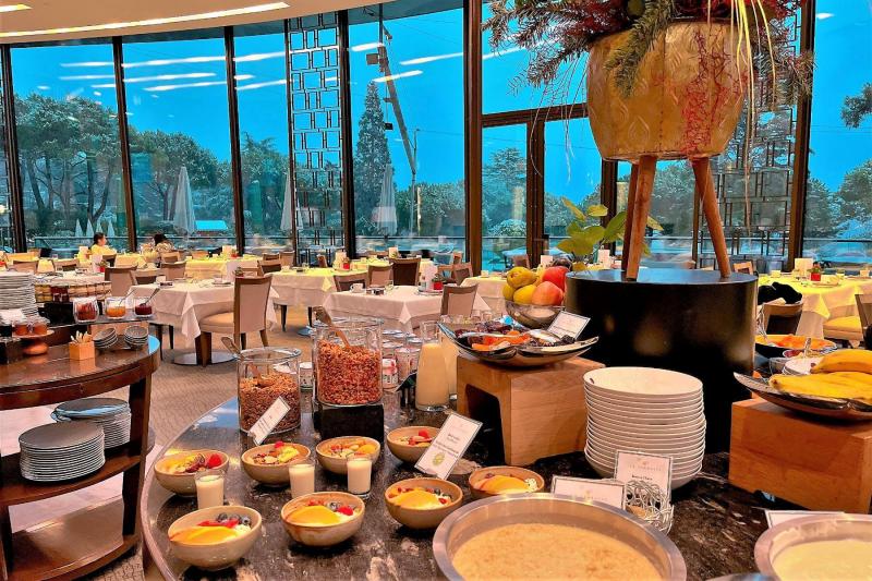 ラ テラスの店内。現在、朝食はホテルの宿泊者限定となっています（2022年12月時点）。