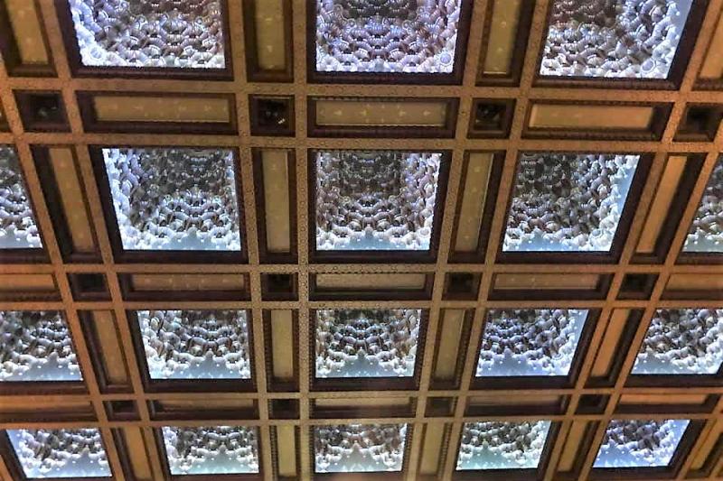 天井は手彫りの木で作られた繊細な照明になっていました