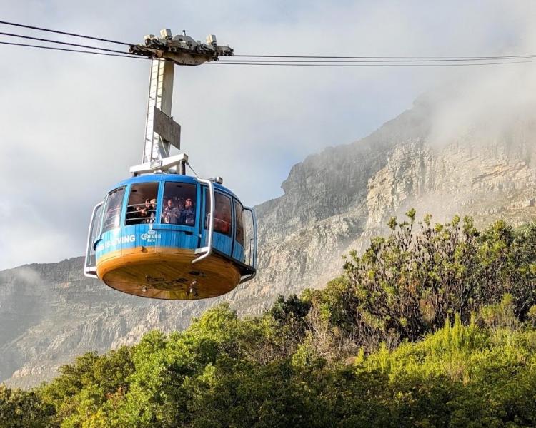 ロープウェイは2機あり、片方が昇るときにもう片方が下ってきます