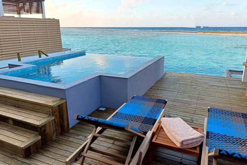 お部屋の広々としたデッキ