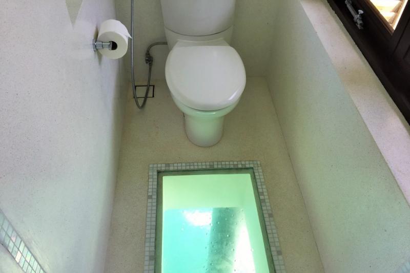 トイレにもガラスパネルがついているのはとても珍しいです。