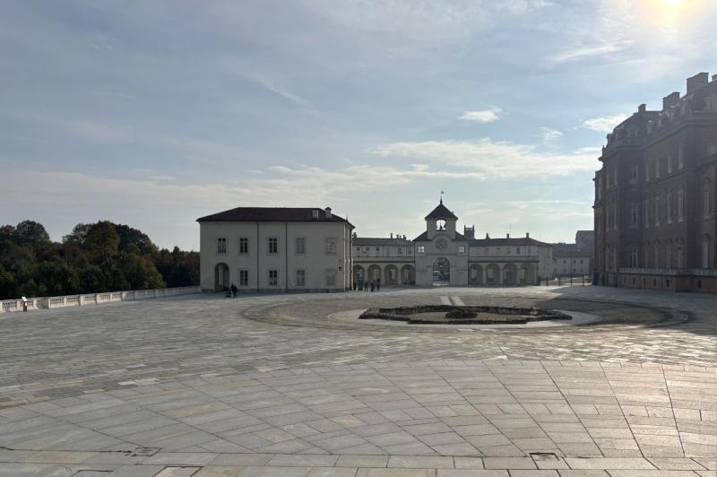 中庭の噴水では、時間帯によって噴水ショーを見ることができます