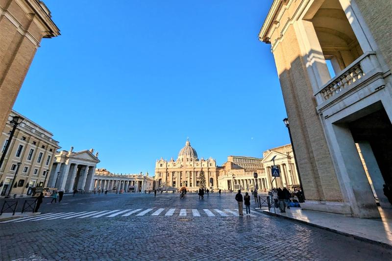 ★12月のサンピエトロ広場遠くから見ても分かるように朝は人がまばらで観光しやすいです