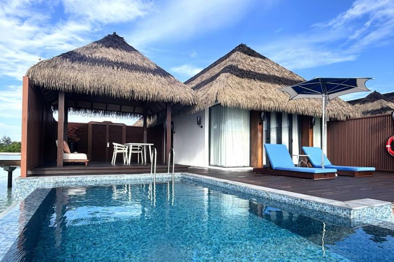 広々としたデッキには大きめのプールとシッティングスペースも！