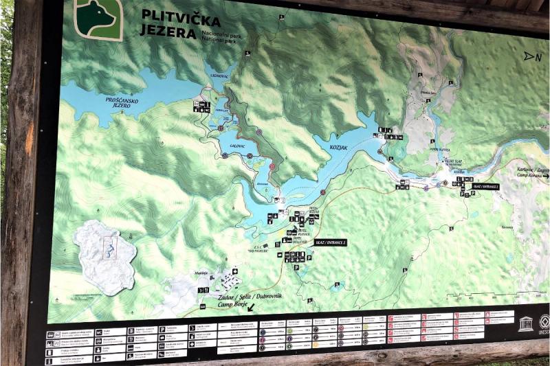 プリトヴィッツェ湖群国立公園全体図。距離や所要時間の目安も
