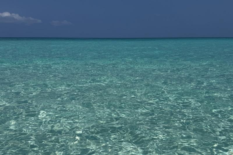 エメラルドグリーンの海