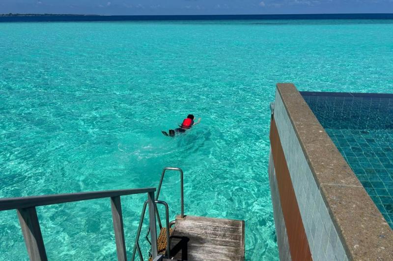 ヴィラのデッキから海へ