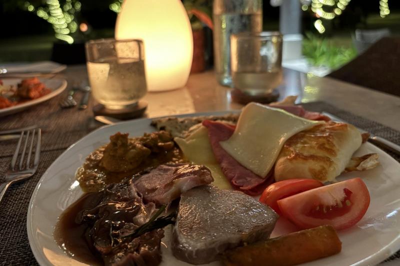 大好きなツナステーキ（真ん中）。クリームのガーリックバターソースとの組み合わせが最高でした