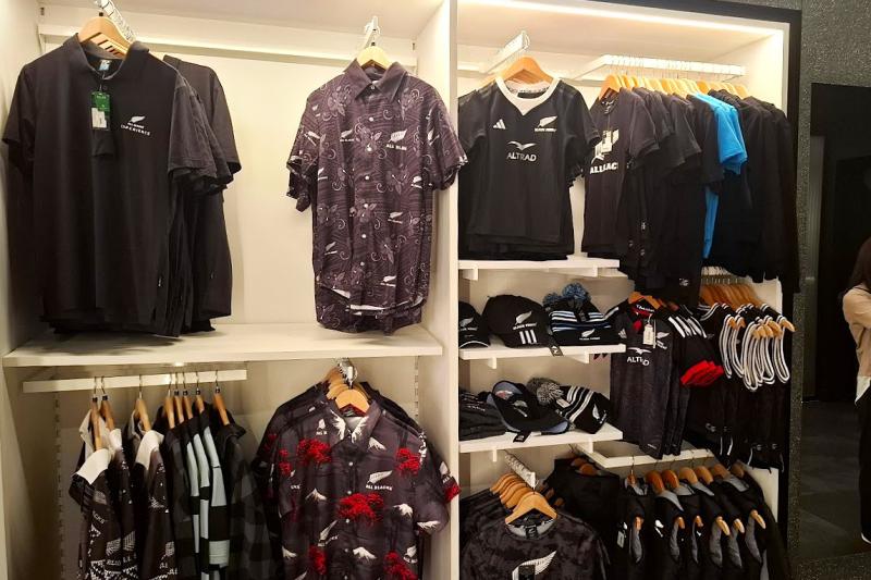 お土産屋さんでは、ユニフォームや、ここでしか買えない限定グッズなどもあり、ぜひGETしてみてください。