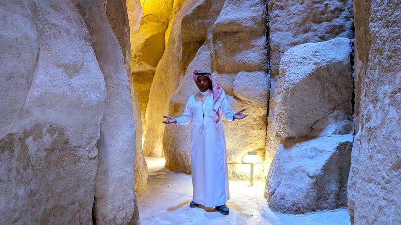 洞窟の中を案内してくれたガイドさん