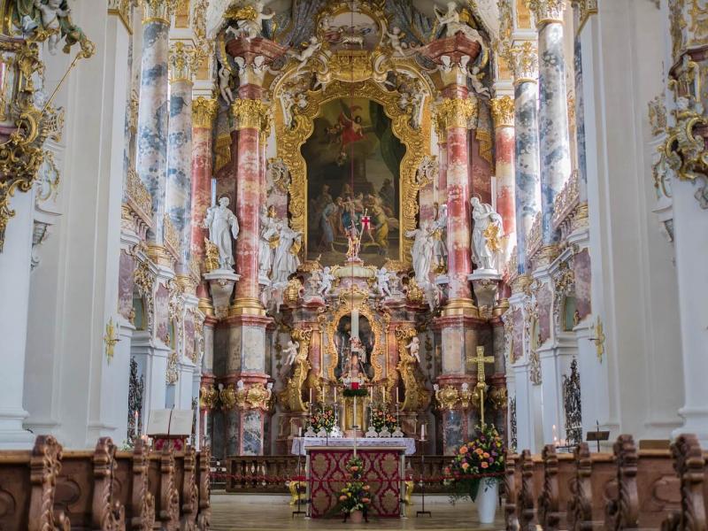 【ヴィース教会】ロマンティック街道の終点フュッセン郊外、のどかな牧場の中に佇む小さな教会。世界遺産にも登録されています。外観は素朴な教会ですが、内部は壮麗で優雅な装飾のロココ様式で、訪れた人々を魅了します。