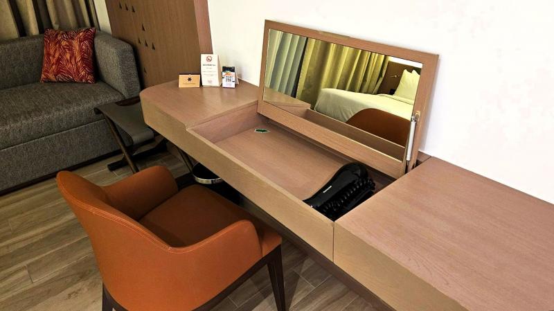 高機能デスクとスマートテレビ完備です