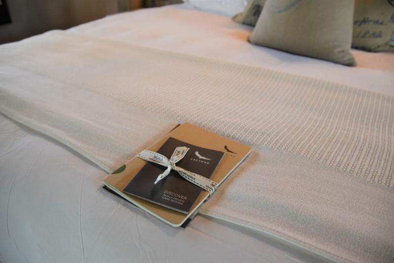 ベッドの上にはナチュラルな雰囲気のノートが