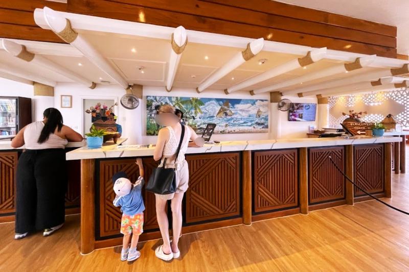 アウトリガー フィジー ビーチリゾートは、全254室の5つ星ビーチリゾートです。まずはこちらのフロントで、チェックインです！