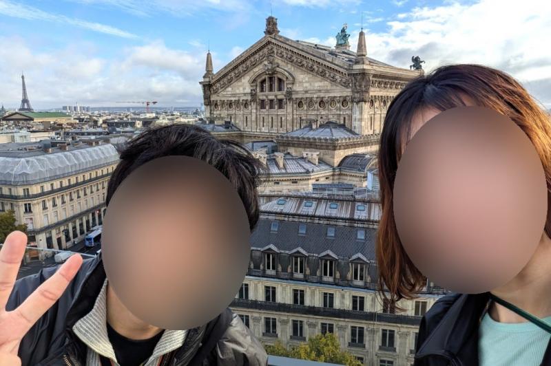 オペラ座をバックに（パリ）