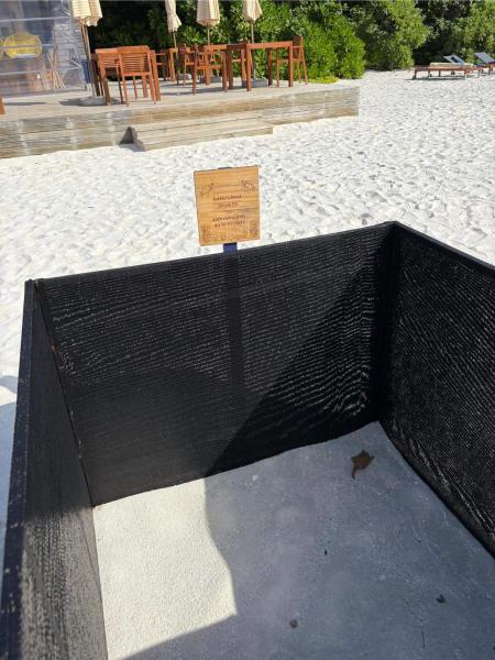 海沿いを散歩していたら、カメの卵の囲いが。ウミガメには会えなかったけど、会いたかったなー