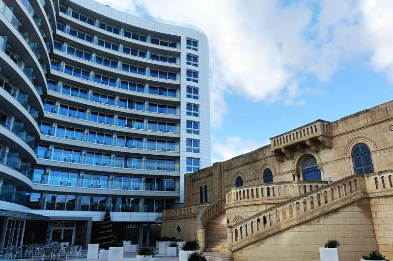 ホテル正面とハイアットを象徴する修復された歴史的建物（ピアッツァ サンタリタ プライオリーファサード）。ピアッツァビューのお部屋からはこの景色がご覧いただけます