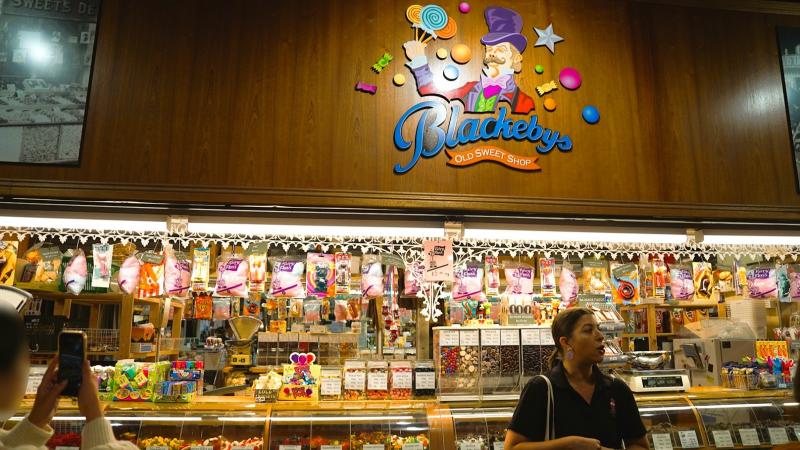ひと際目を引くレトロポップなキャラクターの看板