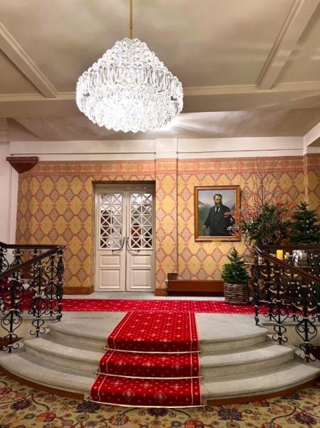 奥にみえる肖像画がこのホテルのオーナーのヨハネス バドルット氏。サンモリッツがウィンターツーリズムのパイオニアとなったのは彼のおかげと言っても過言ではありません。このホテルが、19世紀から受け継がれていることだけでも素晴らしいですね。