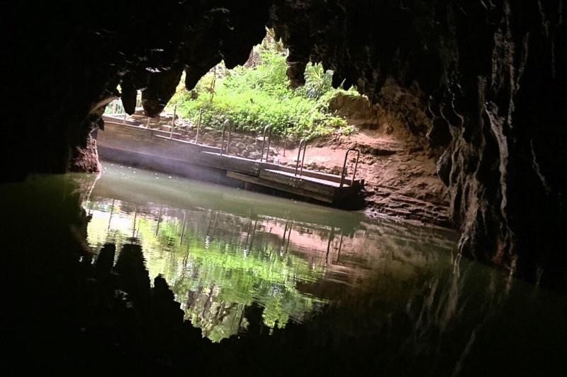 こちらの写真はワイトモ洞窟の出口。洞窟内は撮影禁止だったので、ここだけ撮れました。洞窟内は思ったより広くて深い鍾乳洞でした。洞窟内の照明を消すと土ボタルが星のように光り、巣から垂れ下がる糸は宝石のように輝いていました。洞窟で一生を終えるこの虫が、薄暗い静寂の中で延々と命を繋いで生き続けていることに触れられたのは、素晴らしい体験でした。