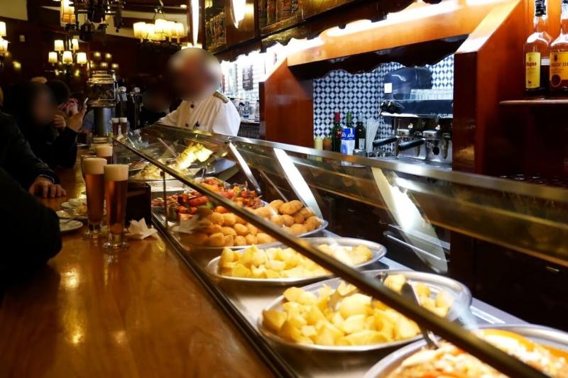 バルセロナのバルでは名物のパエリアはもちろん、彩り豊かな小皿料理とともにワインをぜひご堪能ください