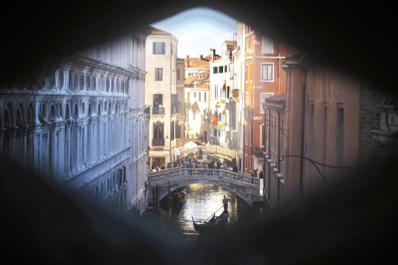 ため息橋からの景色・運河側（ため息橋の窓の模様の隙間から撮った写真です）