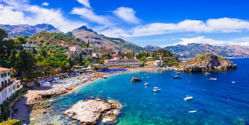 ●タオルミナシチリア島の中でも非常に人気の高いリゾート地で、古代ギリシャ遺跡と美しい海のコントラストが絶景を作り出しています。ギリシャ劇場から見る景色は、有名作家ゲーテが「この劇場から見るパノラマは世界一の美しさだ。」と語ったほどで一番の見所であるといっても過言ではありません。