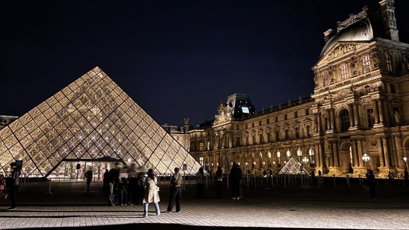 夜のルーブル美術館にて