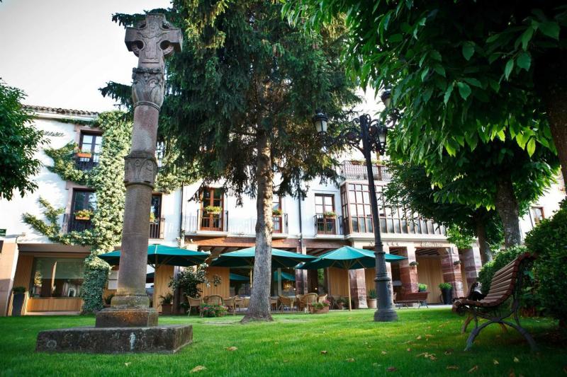 ホテル エチャウレン（スペイン）スペインを代表するワインの産地ラリオハにある老舗ホテル。併設のレストランはミシュラン2つ星を誇り、世界的権威を誇る「ルレ・エ・シャトー」にも加盟しています。美食で有名なバスク地方のサンセバスチャンまでも車で2時間ほど。スペインの美食巡りの旅へ出かけてみませんか。