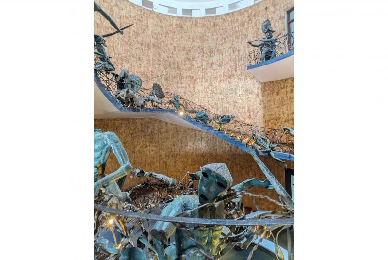 まるで美術館の一部のような螺旋階段