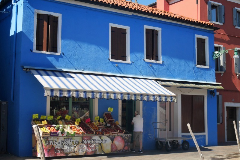 地元の果物屋さん。このお店は青い壁に白い窓ぶち。屋根は青と白のストライプ！