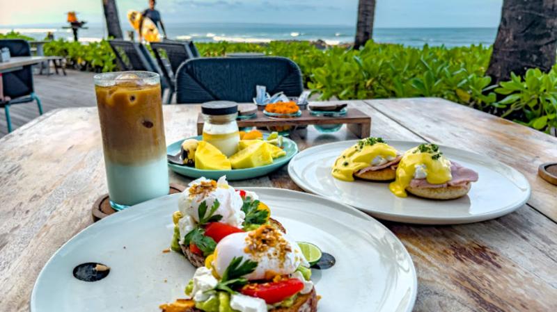 アラカルト朝食のエッグベネディクトとアボカドトースト