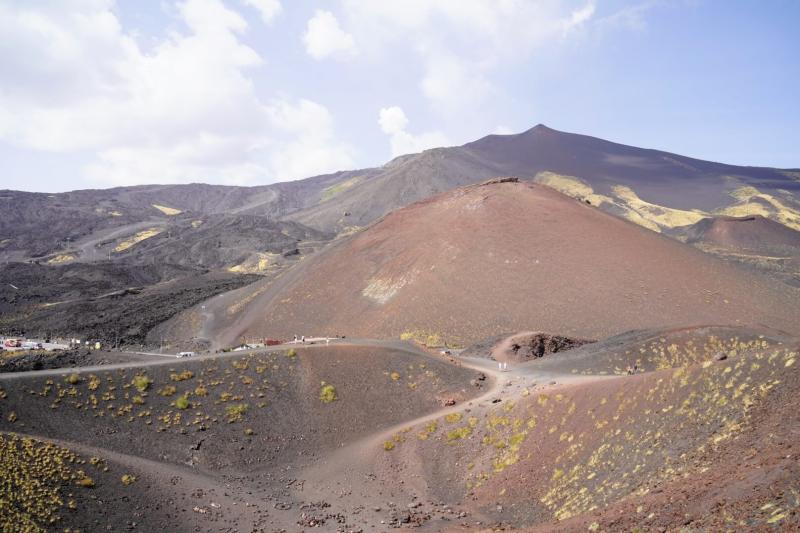 シチリア南部に位置する活火山、エトナ山