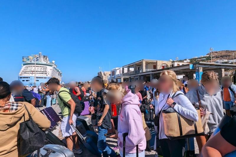 たくさんの方が外で待っていました
