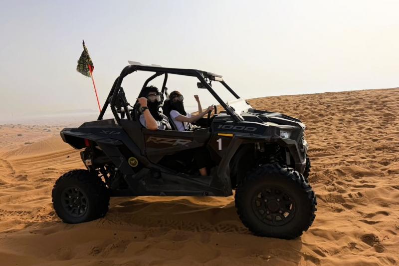 ドバイの砂漠でバギー体験