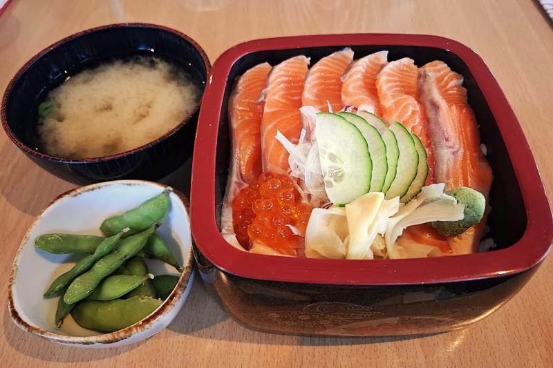 サーモン丼が大人気です