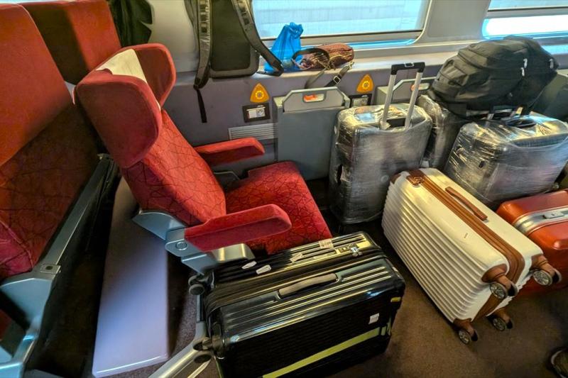 私の席が…。その後、座れるぐらいのスペースを空けてもらうように、荷物は移動していただきました