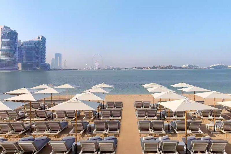 アラビア湾の景色を一望するホテル前のビーチ