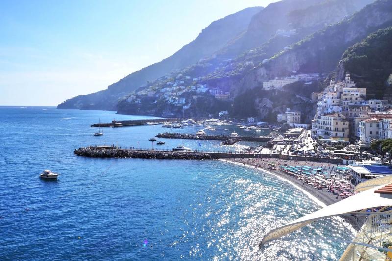 アマルフィのホテル マリーナ リビエラの部屋から見た、アマルフィ海岸の眺め。この景色を少しでも長く見ていようと、お互いしばらく無言でした