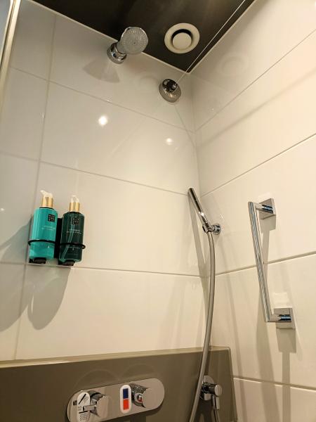 バスルームの一例。全室シャワー＆トイレ付き
