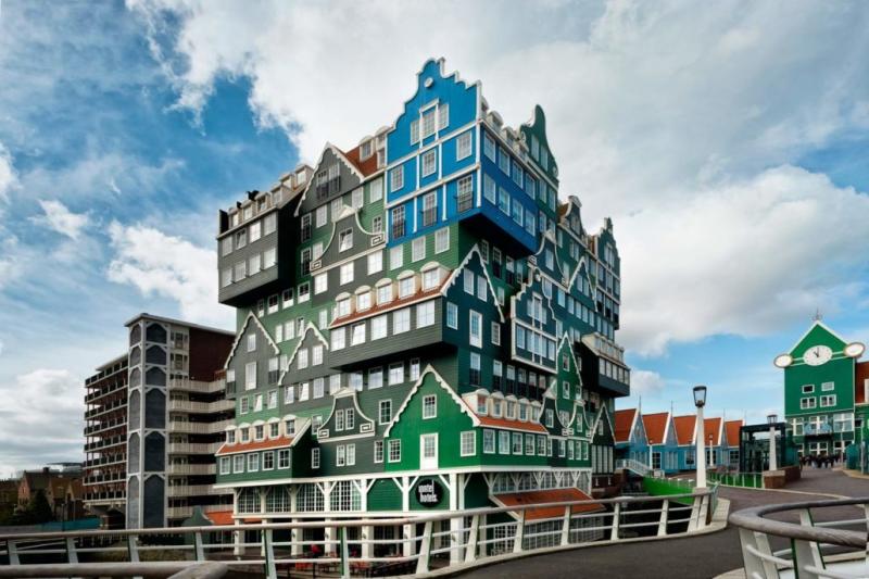 インテル ホテルズ アムステルダム ザーンダム（オランダ）いくつもの家が積み重なったような特徴的な外観をもつ4つ星ホテル。アムステルダム中央駅から鉄道で約12分のザーンダム駅の隣に位置します。オランダの建築家ウィルフリード・ヴァン・ウィンデンはこのホテルのデザインで国際的に有名になりました。外観と異なり、内装はシックでモダンな雰囲気です。
