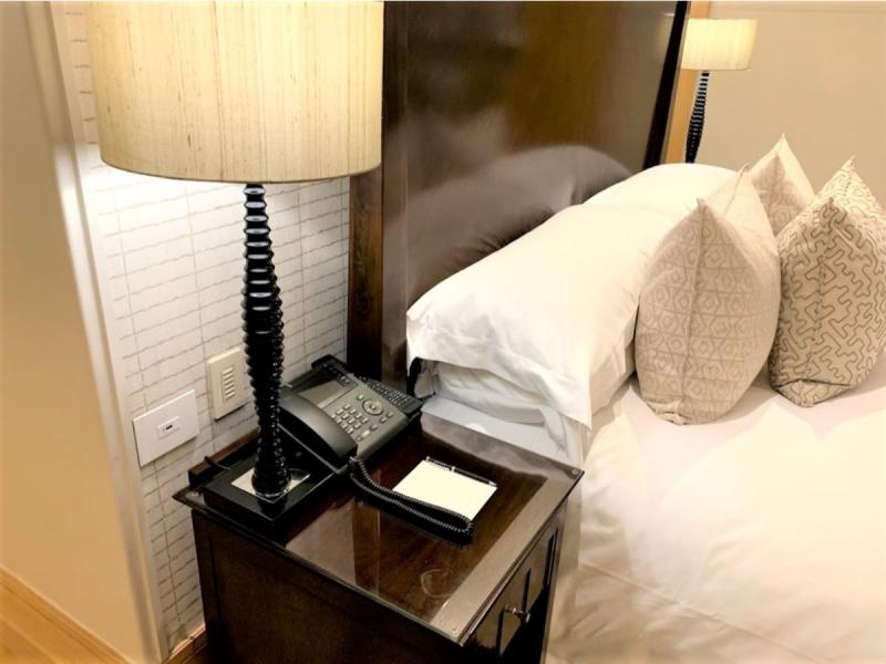 ベッドの両側の枕元には電話、USB充電器、リモコンなどがに設置され、便利です