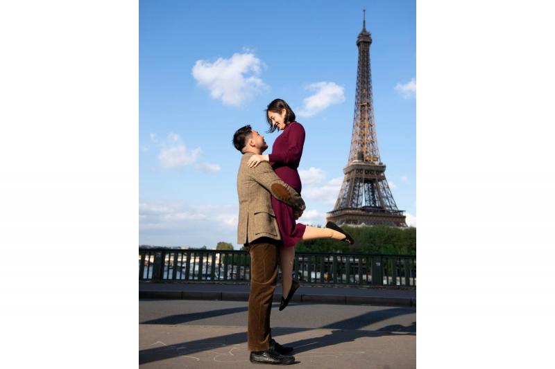 フランス・パリのエッフェル塔をバックに撮影！