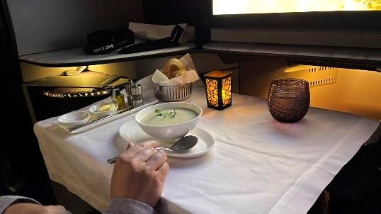 復路のビジネスクラス。機内食のひとコマ