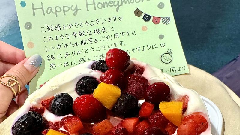 モルディブまではシンガポール航空を利用。機内でケーキを貰いました