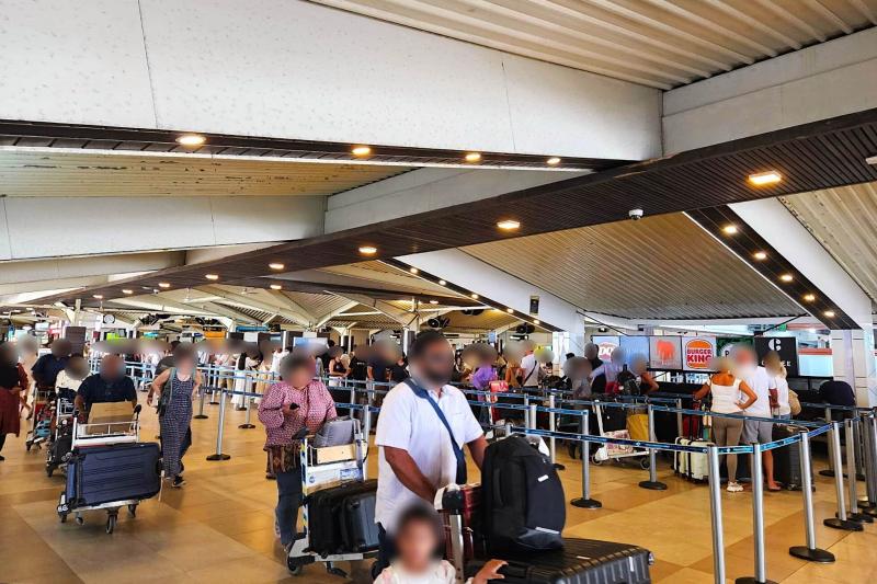 空港内に入るための荷物検査を待つ列。この日の待ち列は、まだ短めだそうです