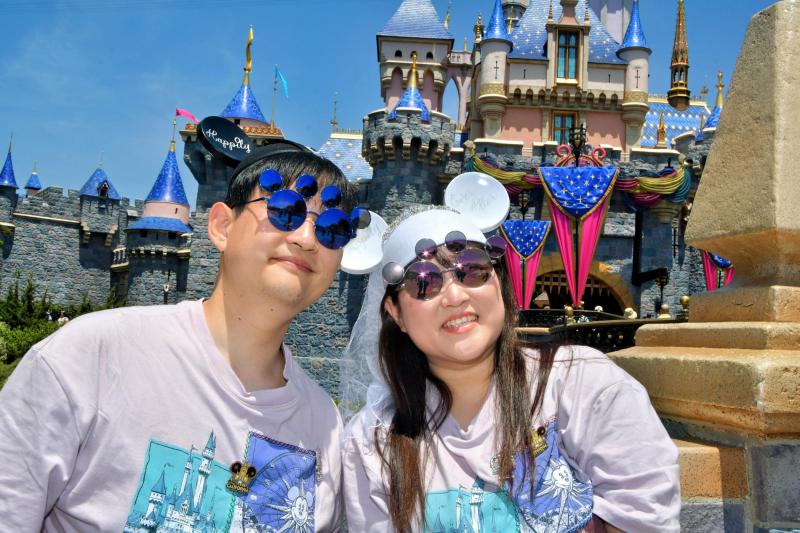 ディズニーランド・パークのお城をバックに！
