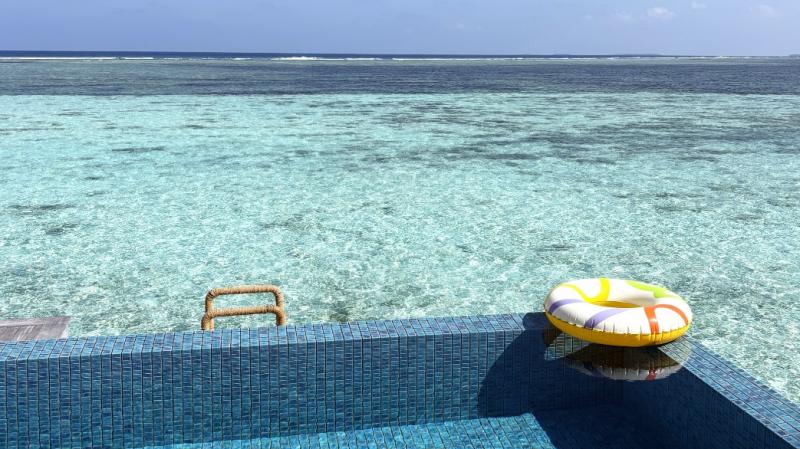 お部屋（サンライズウォータープールヴィラ）のプールと海