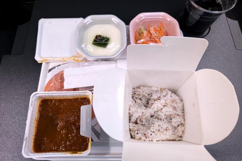 到着前のお食事は、無印良品とのコラボメニューでした