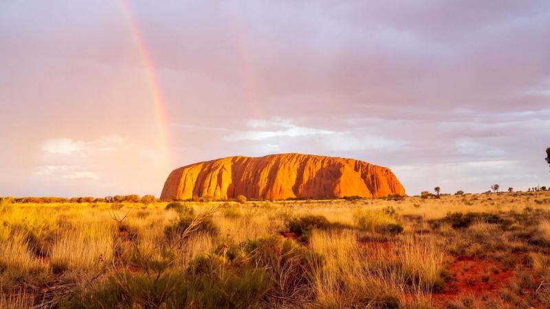 虹が掛かるウルルは、現地のスタッフを珍しいと言っていました